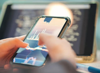 Person reviewing the clear fund transfer and withdrawal procedure as an investor